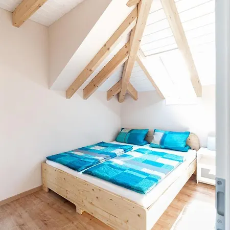 - Goldener Grund Apartman