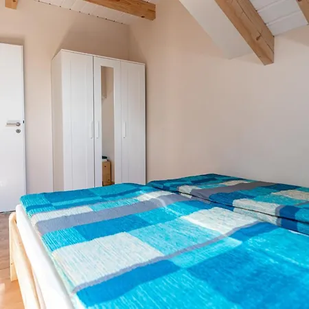 - Goldener Grund Apartment *